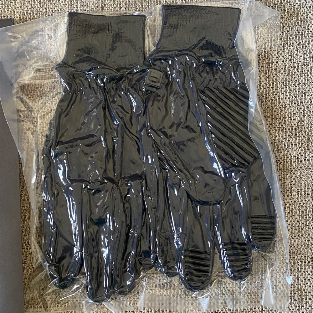 Essentials Gloves - Black Medium - Picture 4 of 5